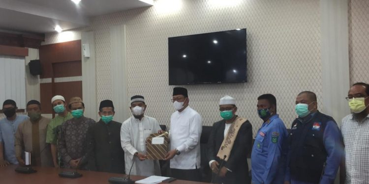 Tiga Ulama Ditangkap, FUIB Sulsel Datangi Kantor DPRD Sampaikan Maklumat 